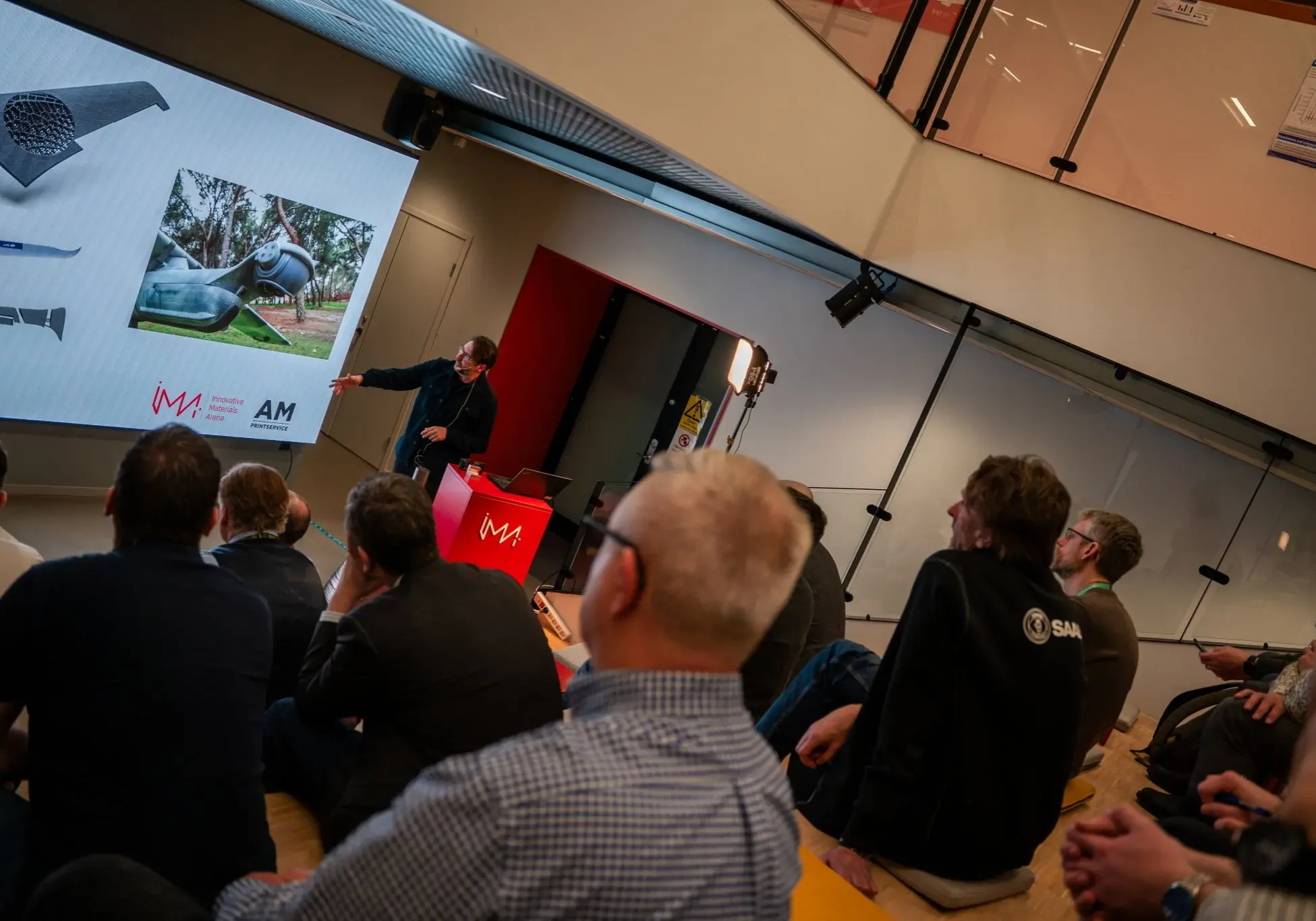 En föreläsare visar exempel på 3D-printade komponenter under en utbildning hos AM Printservice