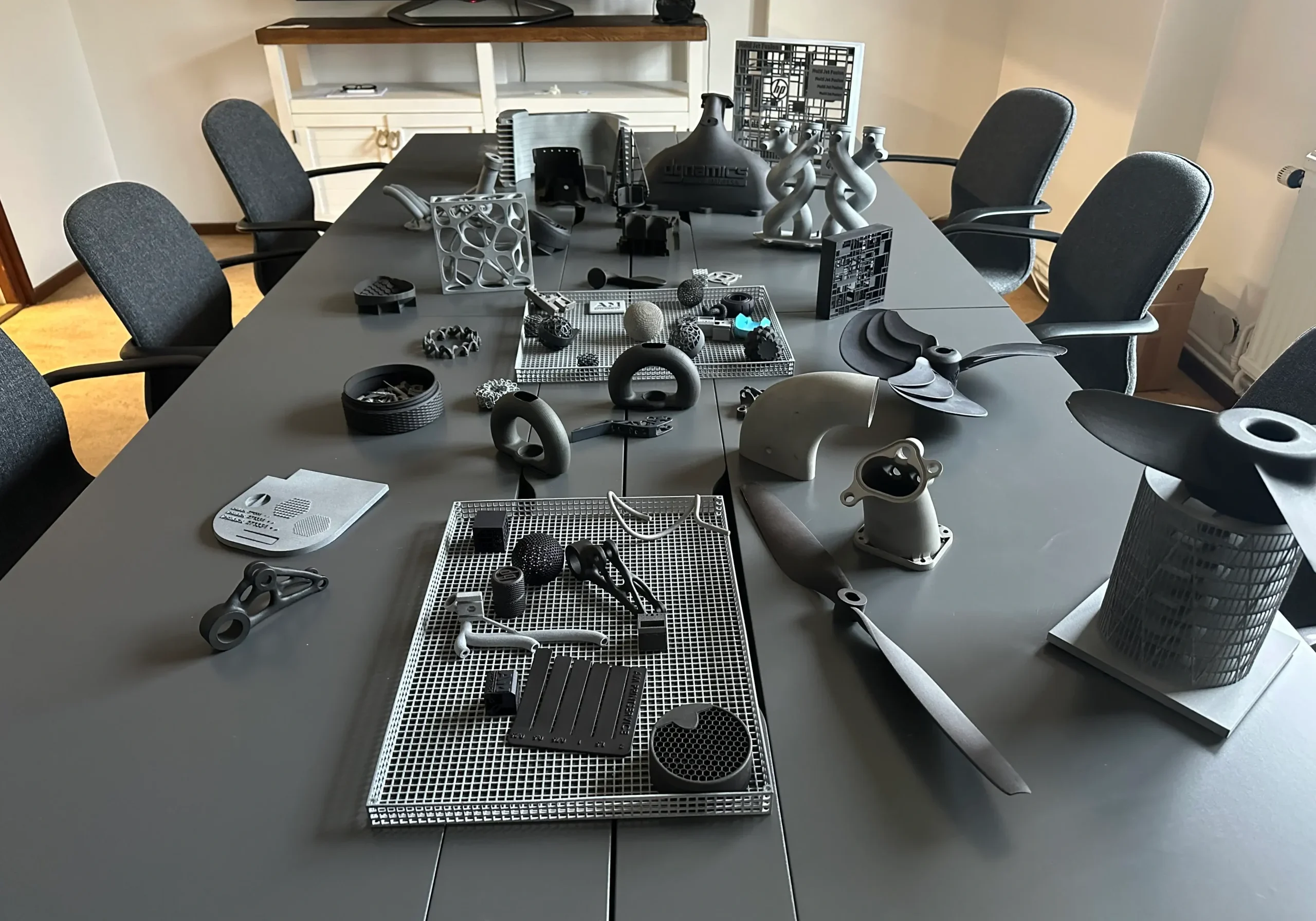 I våra utbildningar använder vi exempel på 3D-delar från olika teknologier och med verkliga tillämpningar.